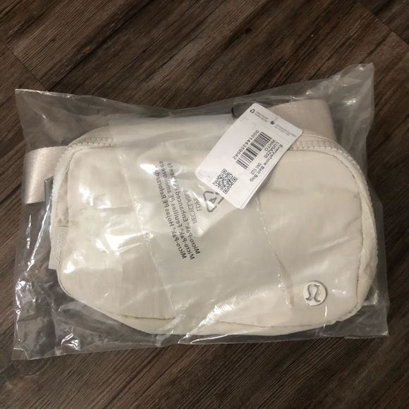 Lululemon everywhere belt bag - Picture 4 of 4